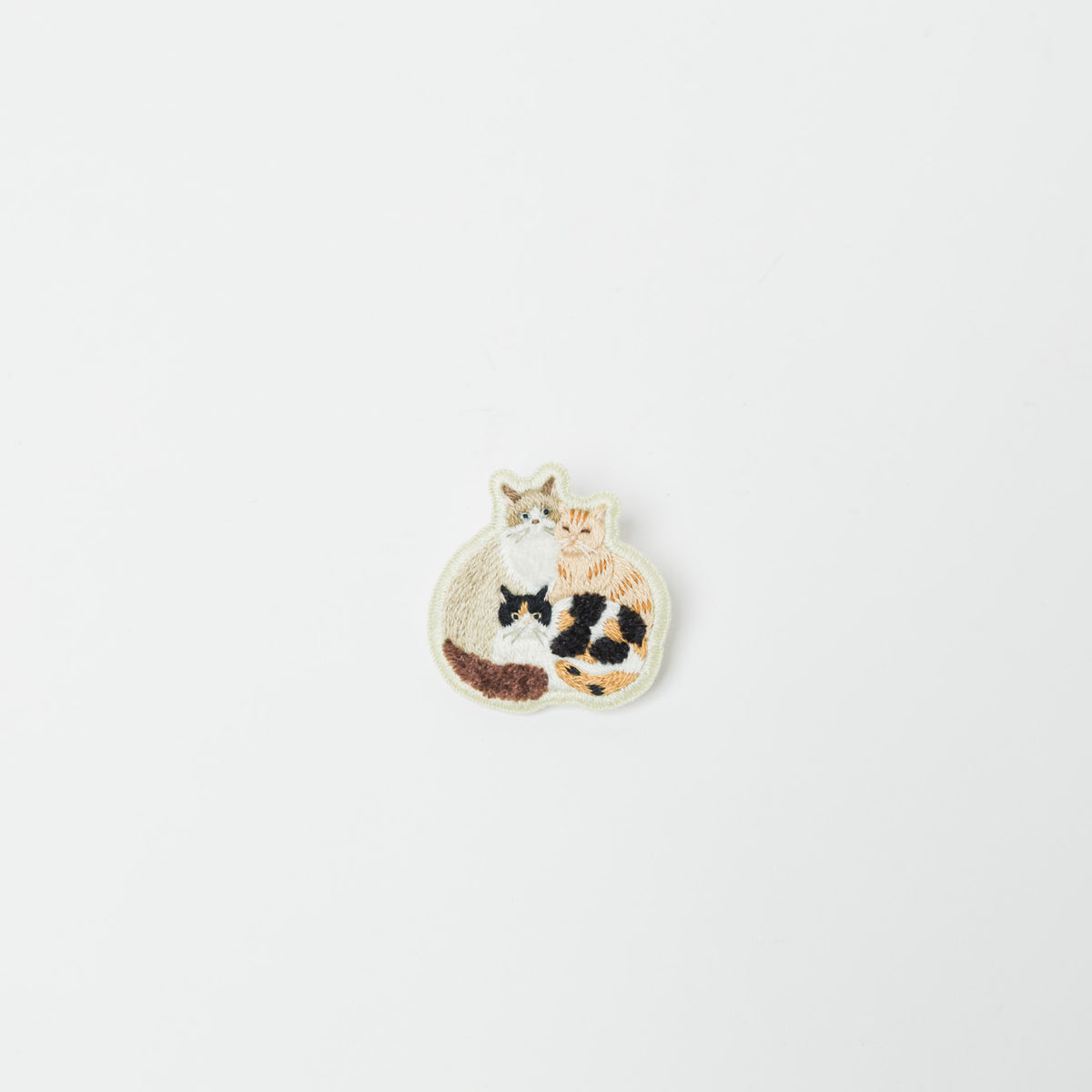 kanaecco-3匹の猫 刺繍ブローチ-2