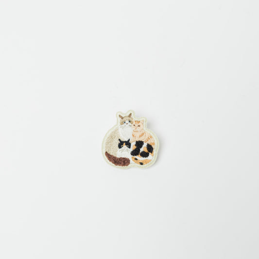 kanaecco-3匹の猫 刺繍ブローチ-2