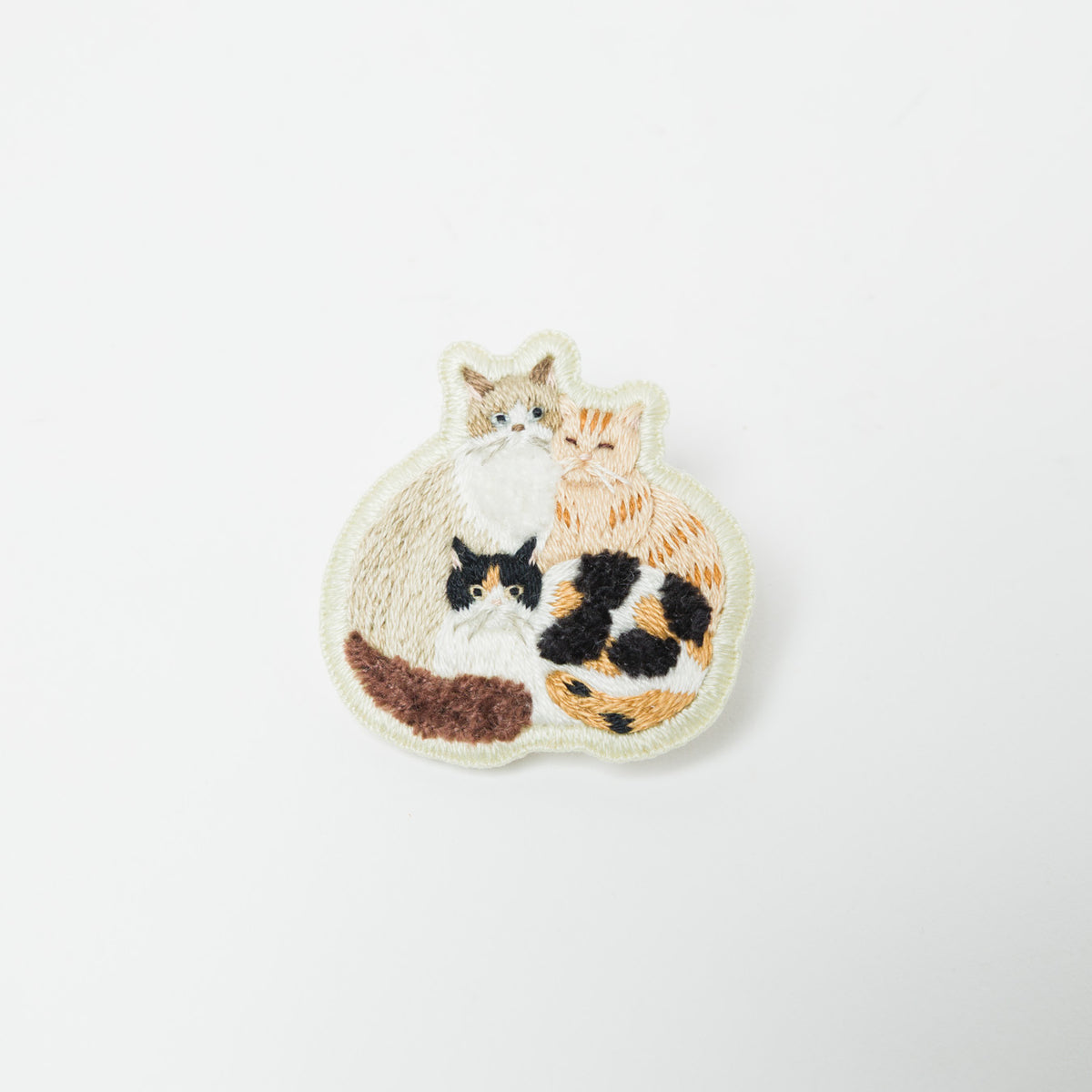 kanaecco-3匹の猫 刺繍ブローチ-2