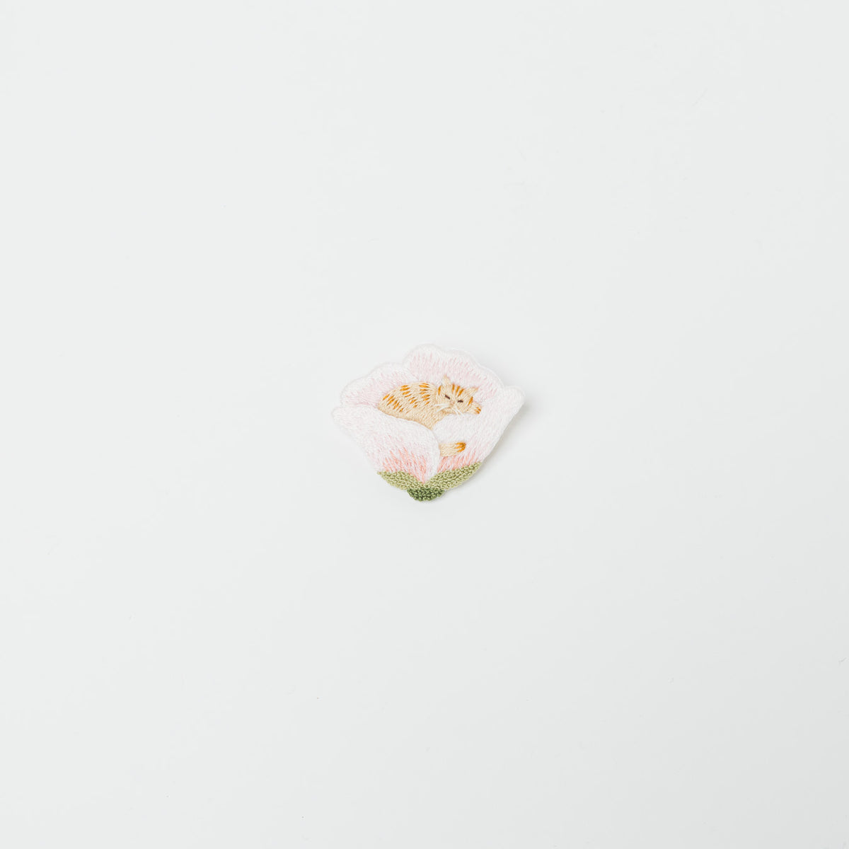 kanaecco-花の上で眠る猫 刺繍ブローチ