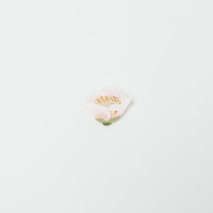 kanaecco-花の上で眠る猫 刺繍ブローチ