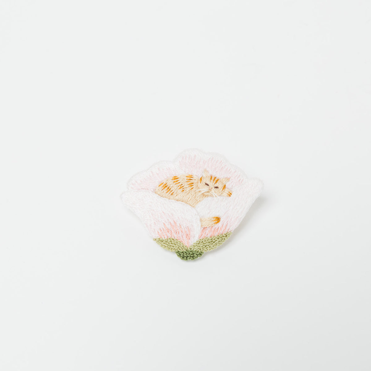 kanaecco-花の上で眠る猫 刺繍ブローチ
