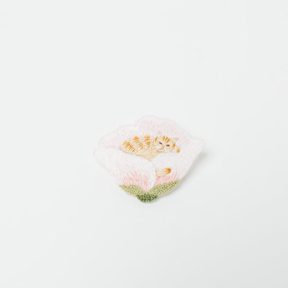 kanaecco-花の上で眠る猫 刺繍ブローチ