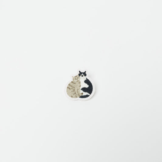 kanaecco-2匹の猫 刺繍ブローチ