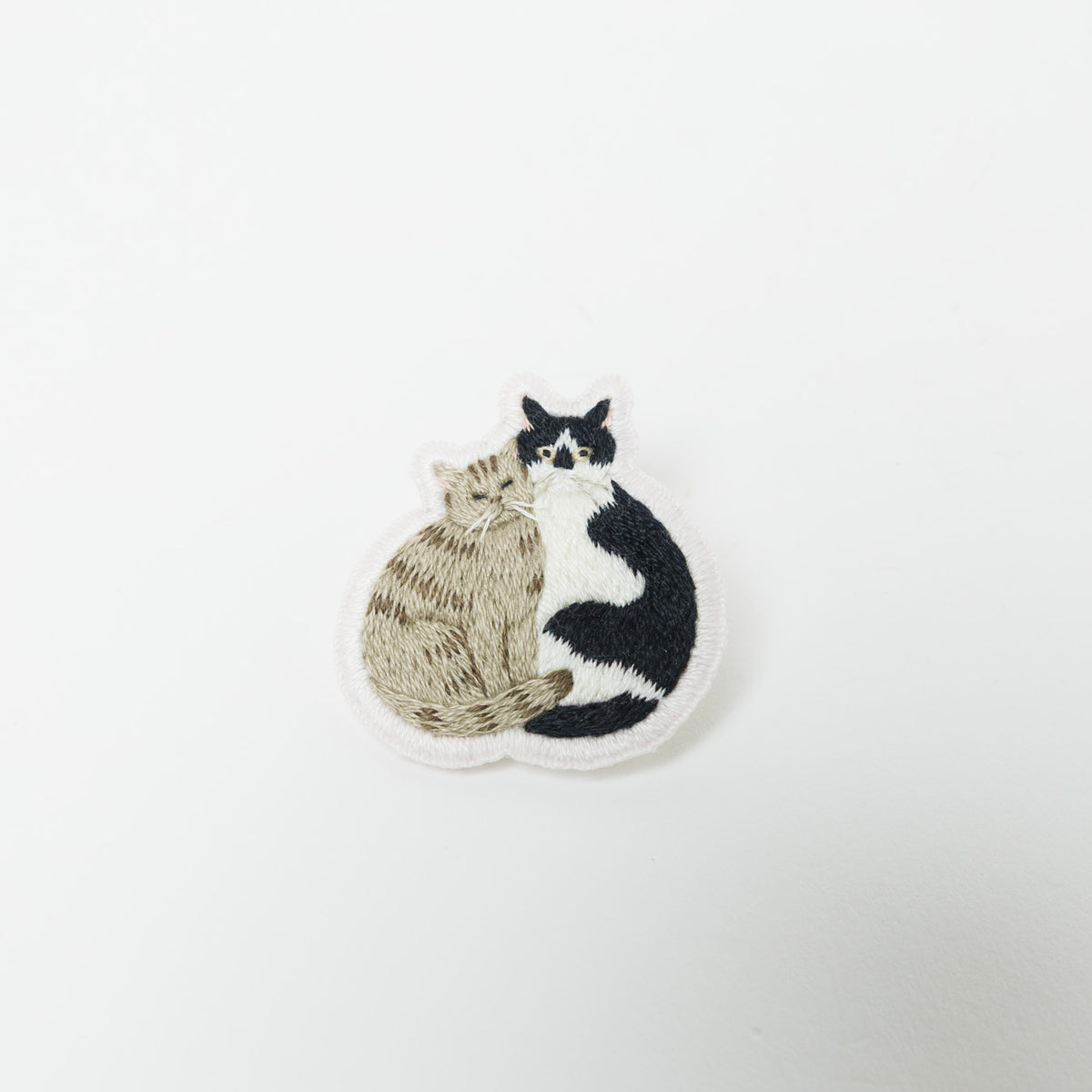 kanaecco-2匹の猫 刺繍ブローチ