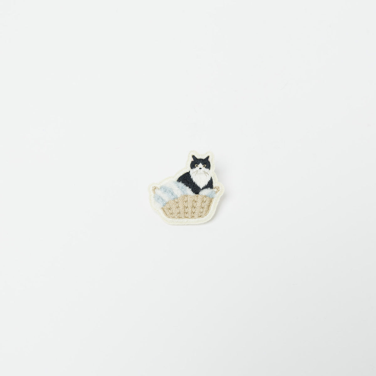 kanaecco-かごの中の猫 刺繍ブローチ