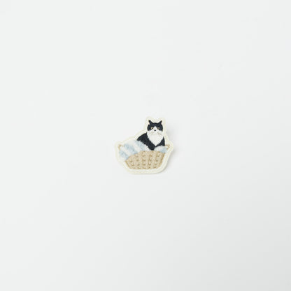 kanaecco-かごの中の猫 刺繍ブローチ