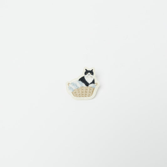 kanaecco-かごの中の猫 刺繍ブローチ