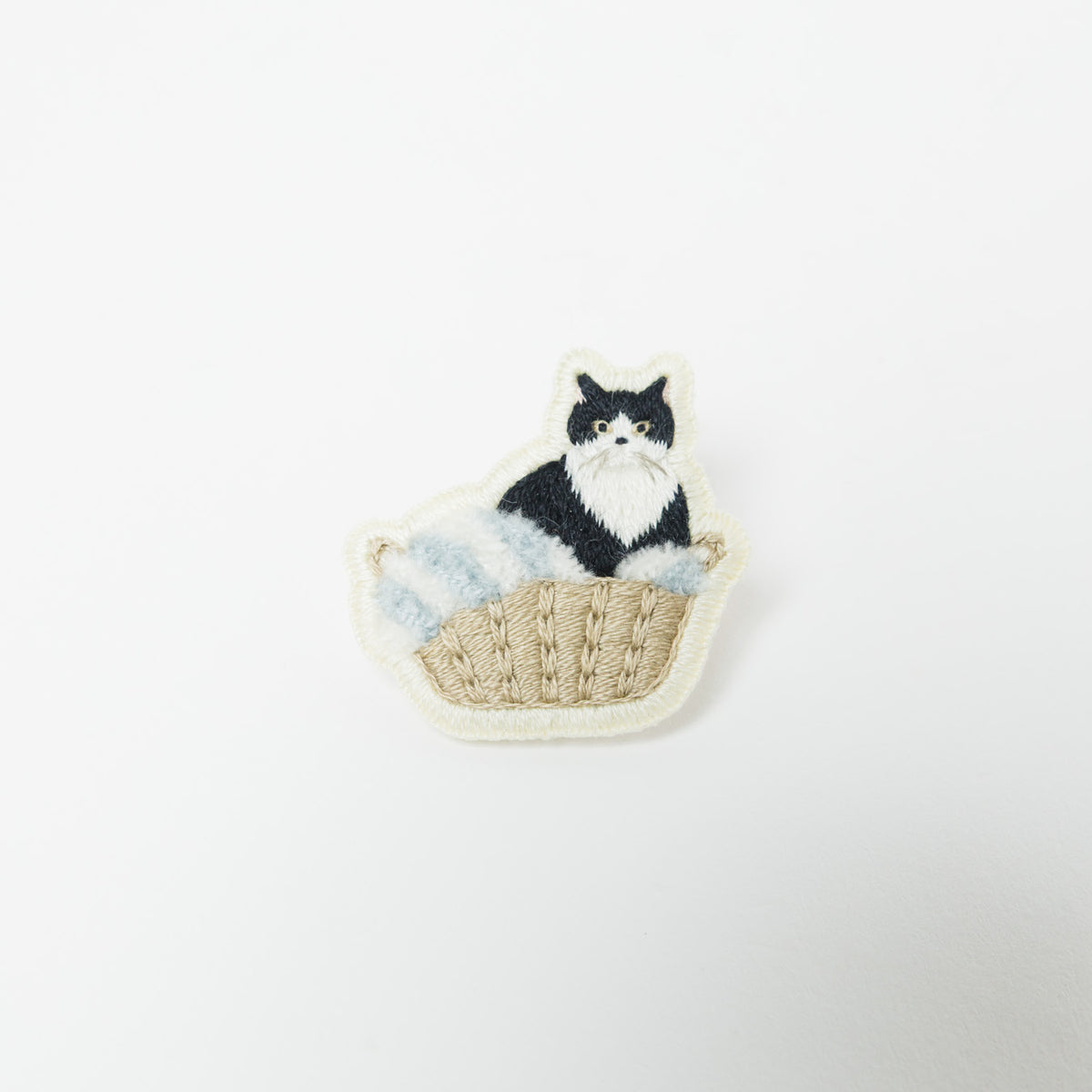 kanaecco-かごの中の猫 刺繍ブローチ