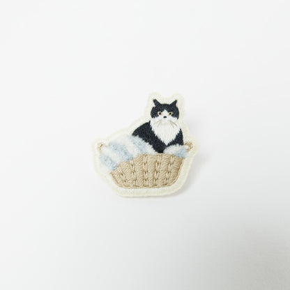 kanaecco-かごの中の猫 刺繍ブローチ