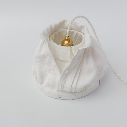 着脱参考。表のアンティークリネンシャツは、ボタンを外して着脱できる仕様です。　