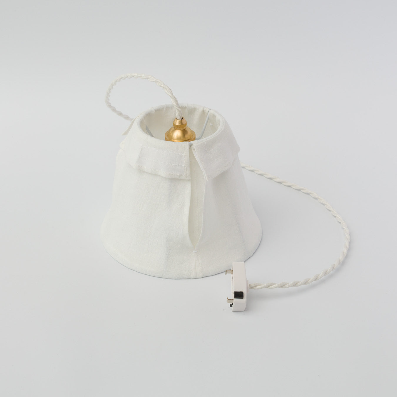 内側参考。引掛シーリングタイプです。ダクトレール用の器具や、コード長さ調整用ストッパーは付属しておりませんので、必要に応じてご用意ください。