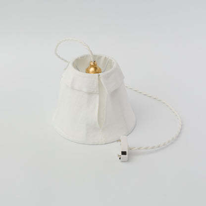 内側参考。引掛シーリングタイプです。ダクトレール用の器具や、コード長さ調整用ストッパーは付属しておりませんので、必要に応じてご用意ください。