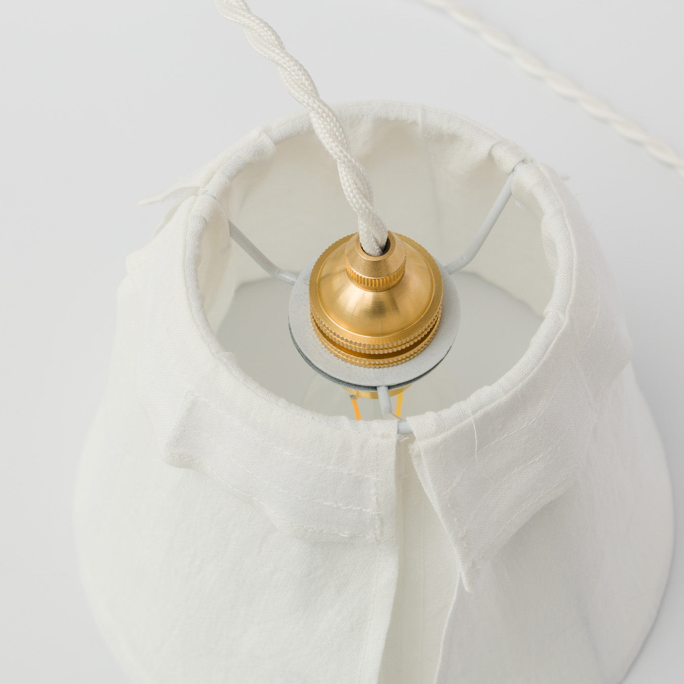 内側参考。ソケットのネジ式リングを外し、シェードの内側リング部分に通してから、ネジ式リングで固定するタイプです。お手元で簡単に取り付けが可能です。