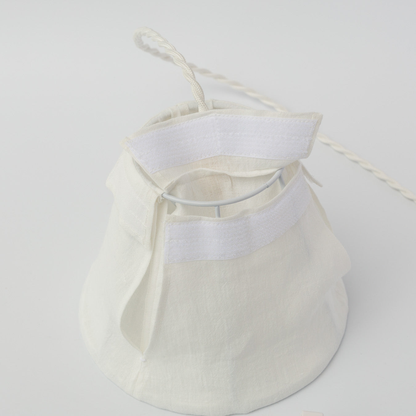 内側参考。上部はマジックテープ仕様のため、シェードの着脱もスムーズに行えます。