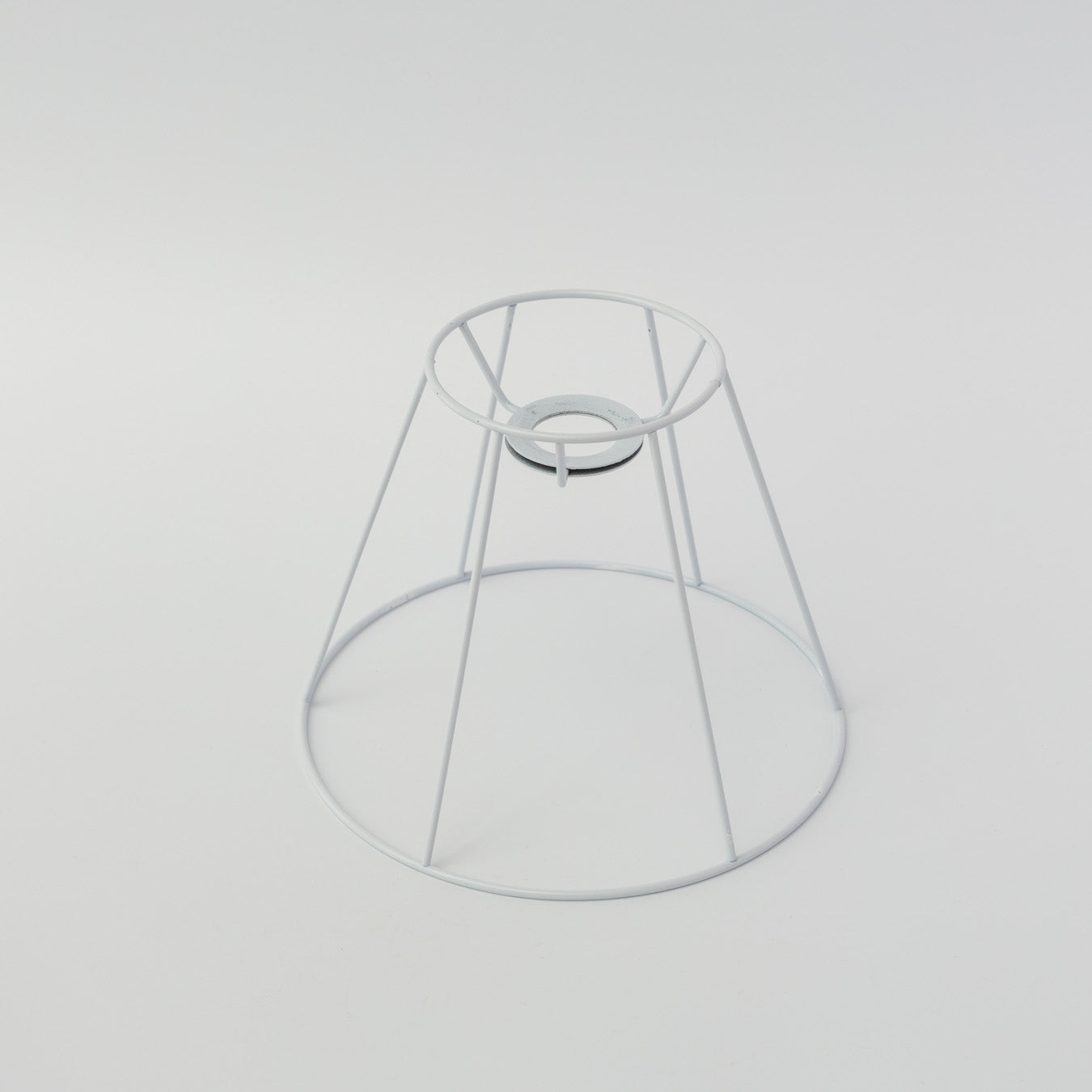 シェードフレーム参考。中央にリング形状を持つ構造。コードソケットを通して安定して固定できます。