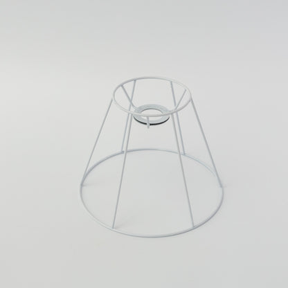 シェードフレーム参考。中央にリング形状を持つ構造。コードソケットを通して安定して固定できます。