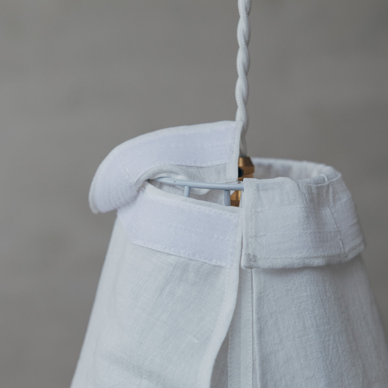 内側参考。上部はマジックテープ仕様のため、シェードの着脱もスムーズに行えます。