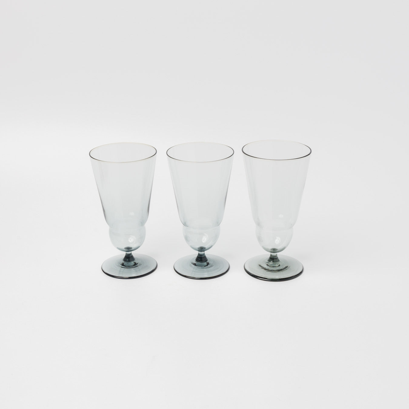 手吹きガラスのため、形やサイズ、色合いや表情に個体差があり、一点ずつ異なります。ご指定はできませんのでご了承ください。