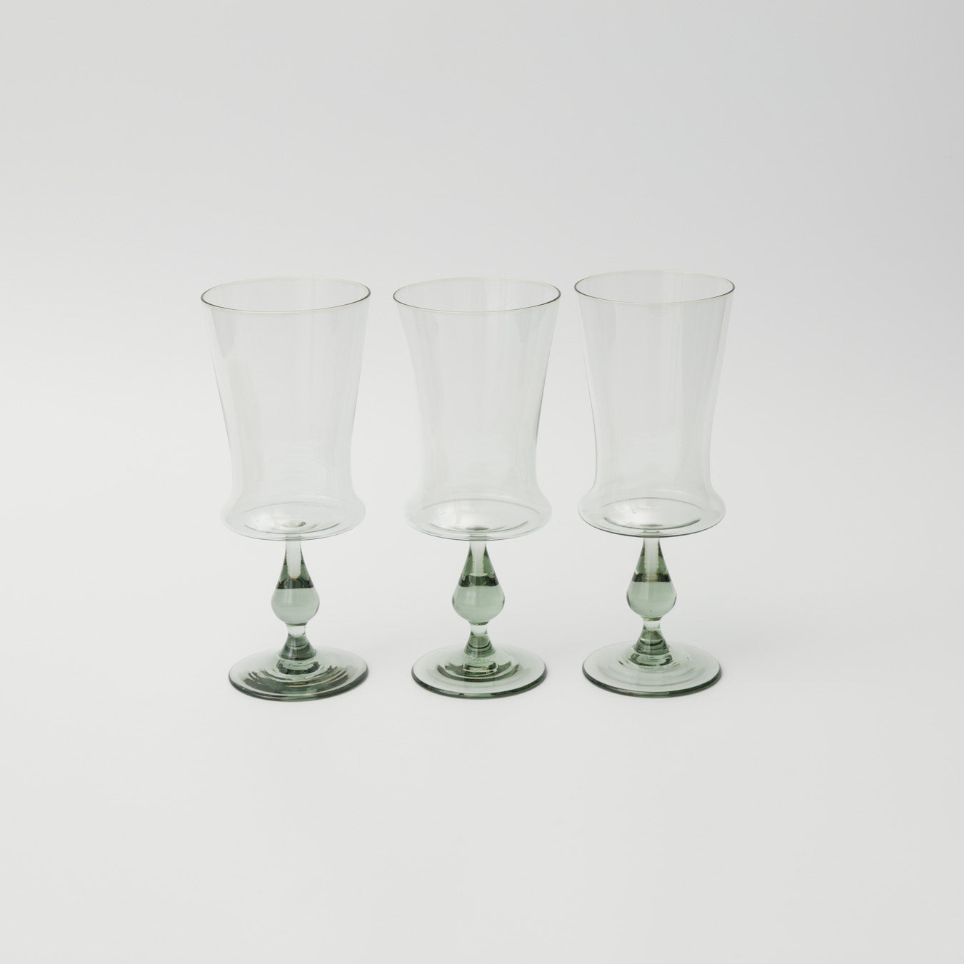 手吹きガラスのため、形やサイズ、色合いや表情に個体差があり、一点ずつ異なります。ご指定はできませんのでご了承ください。