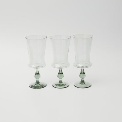 手吹きガラスのため、形やサイズ、色合いや表情に個体差があり、一点ずつ異なります。ご指定はできませんのでご了承ください。