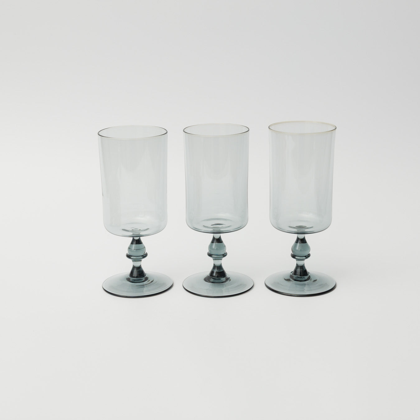 手吹きガラスのため、形やサイズ、色合いや表情に個体差があり、一点ずつ異なります。ご指定はできませんのでご了承ください。