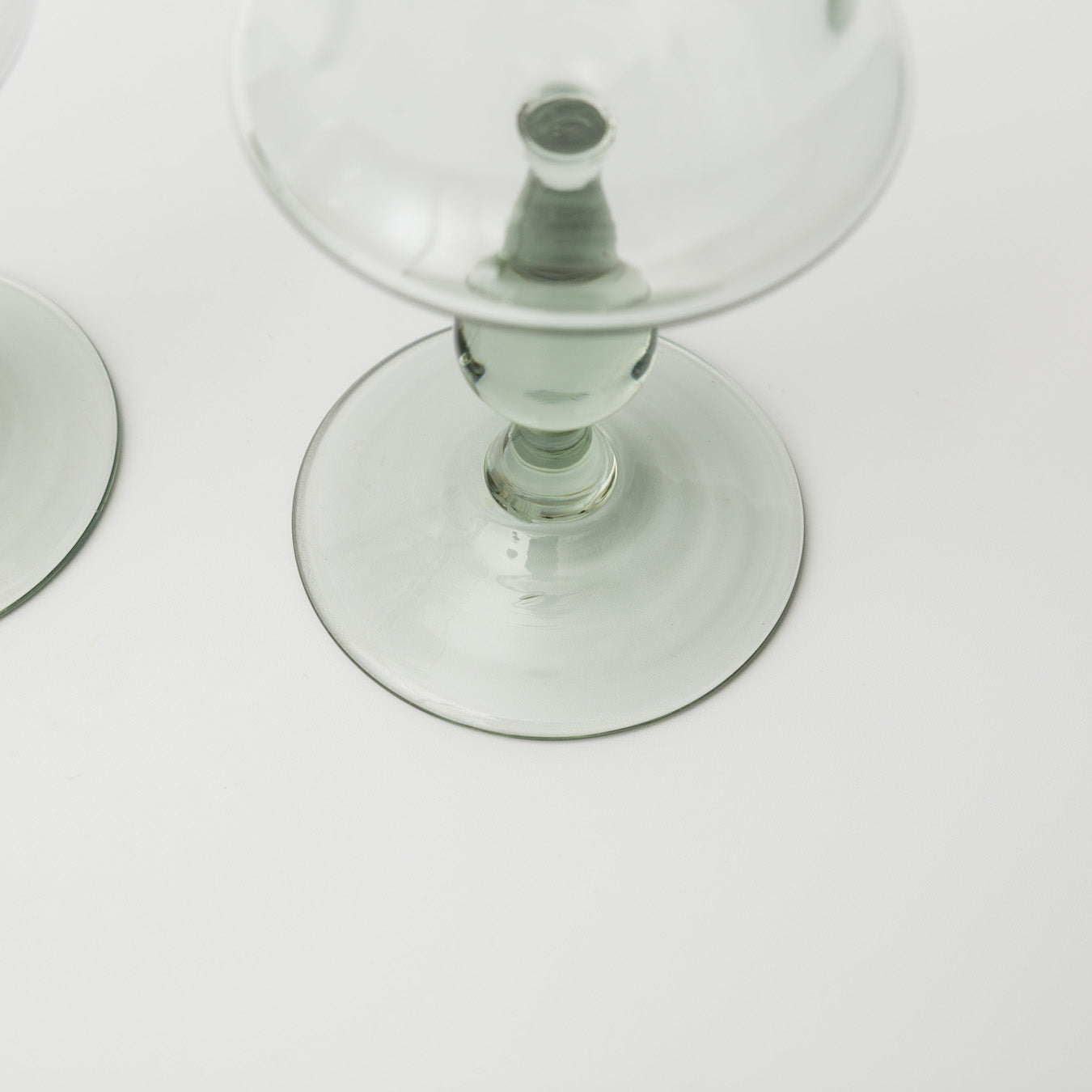 制作の工程上、小さな気泡や黒点、細やかな筋や傷など見られるものもあります。ご理解の上、手作りならではの風合いとしてお楽しみください。ご指定はできませんのでご了承ください。