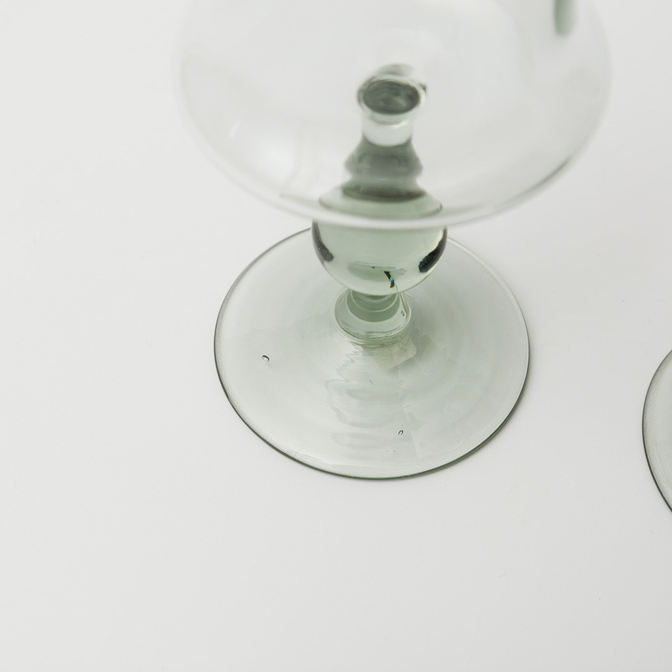 制作の工程上、小さな気泡や黒点、細やかな筋や傷など見られるものもあります。ご理解の上、手作りならではの風合いとしてお楽しみください。ご指定はできませんのでご了承ください。