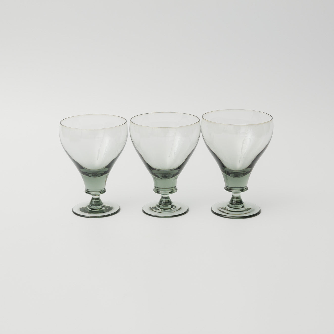 手吹きガラスのため、形やサイズ、色合いや表情に個体差があり、一点ずつ異なります。ご指定はできませんのでご了承ください。