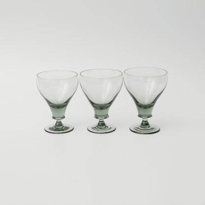 手吹きガラスのため、形やサイズ、色合いや表情に個体差があり、一点ずつ異なります。ご指定はできませんのでご了承ください。