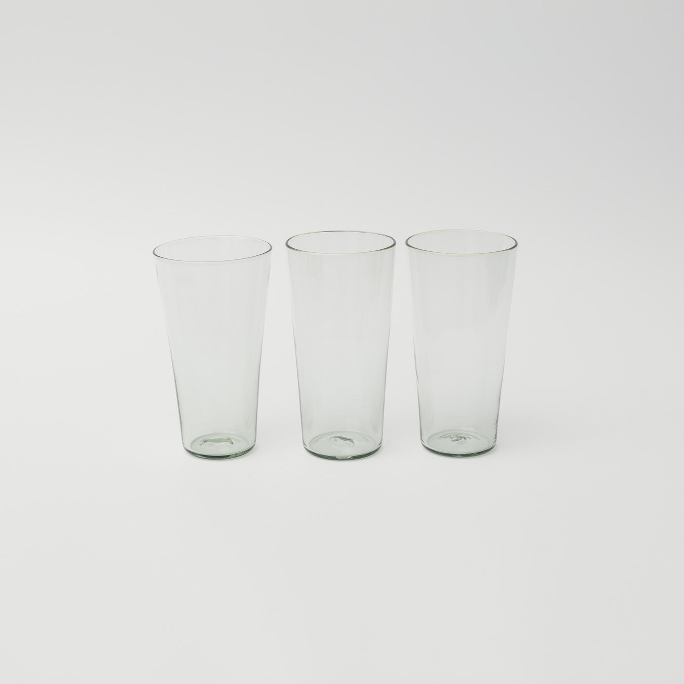 手吹きガラスのため、形やサイズ、色合いや表情に個体差があり、一点ずつ異なります。ご指定はできませんのでご了承ください。