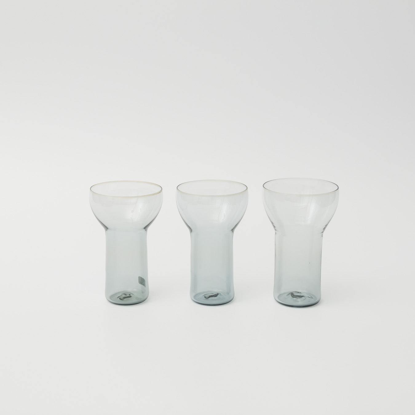 手吹きガラスのため、形やサイズ、色合いや表情に個体差があり、一点ずつ異なります。ご指定はできませんのでご了承ください。