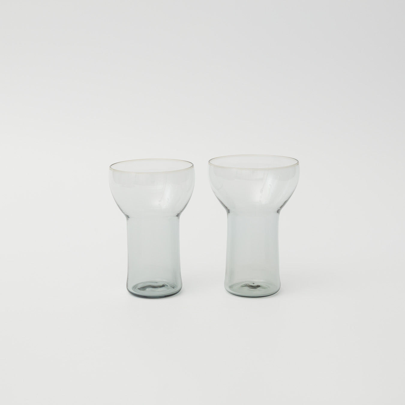 手吹きガラスのため、形やサイズ、色合いや表情に個体差があり、一点ずつ異なります。ご指定はできませんのでご了承ください。