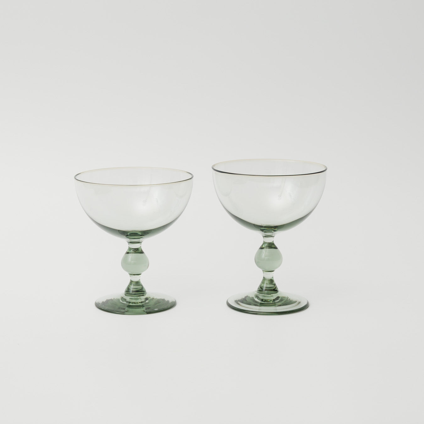 手吹きガラスのため、形やサイズ、色合いや表情に個体差があり、一点ずつ異なります。ご指定はできませんのでご了承ください。