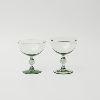 手吹きガラスのため、形やサイズ、色合いや表情に個体差があり、一点ずつ異なります。ご指定はできませんのでご了承ください。