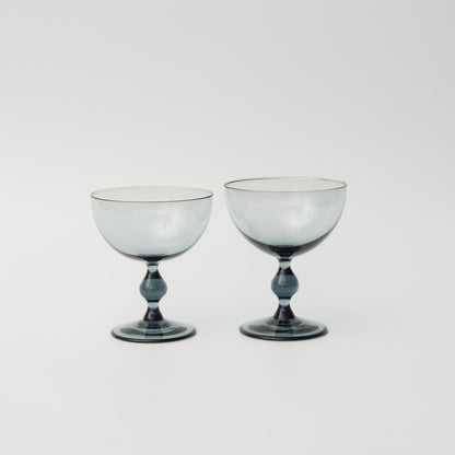 手吹きガラスのため、形やサイズ、色合いや表情に個体差があり、一点ずつ異なります。ご指定はできませんのでご了承ください。