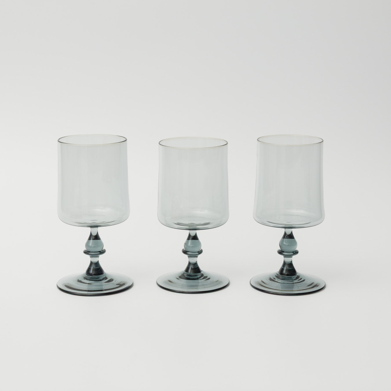 手吹きガラスのため、形やサイズ、色合いや表情に個体差があり、一点ずつ異なります。ご指定はできませんのでご了承ください。