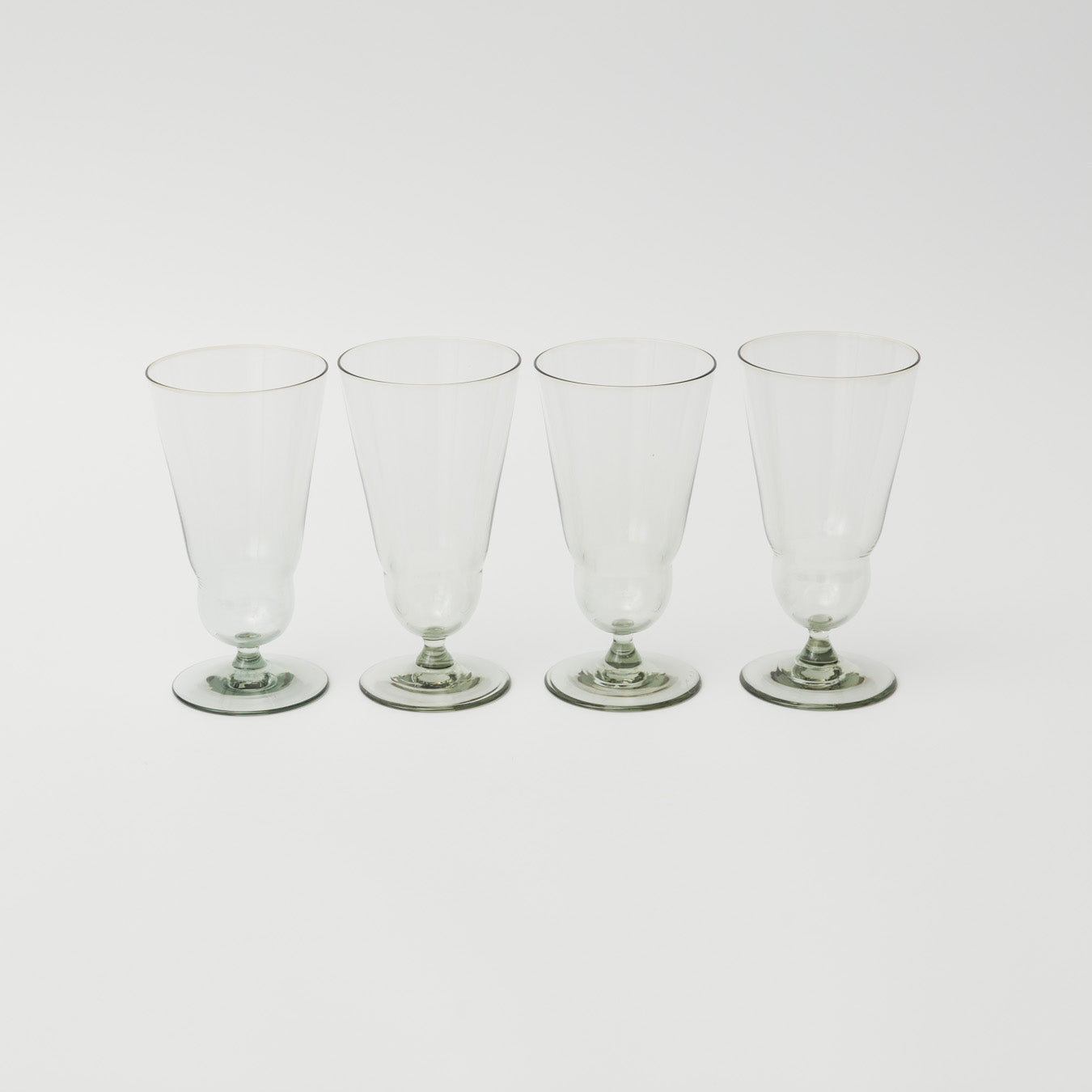 手吹きガラスのため、形やサイズ、色合いや表情に個体差があり、一点ずつ異なります。ご指定はできませんのでご了承ください。