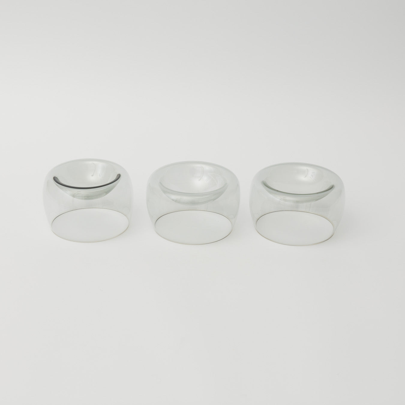 手吹きガラスのため、形やサイズ、色合いや表情に個体差があり、一点ずつ異なります。ご指定はできませんのでご了承ください。