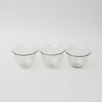 手吹きガラスのため、形やサイズ、色合いや表情に個体差があり、一点ずつ異なります。ご指定はできませんのでご了承ください。