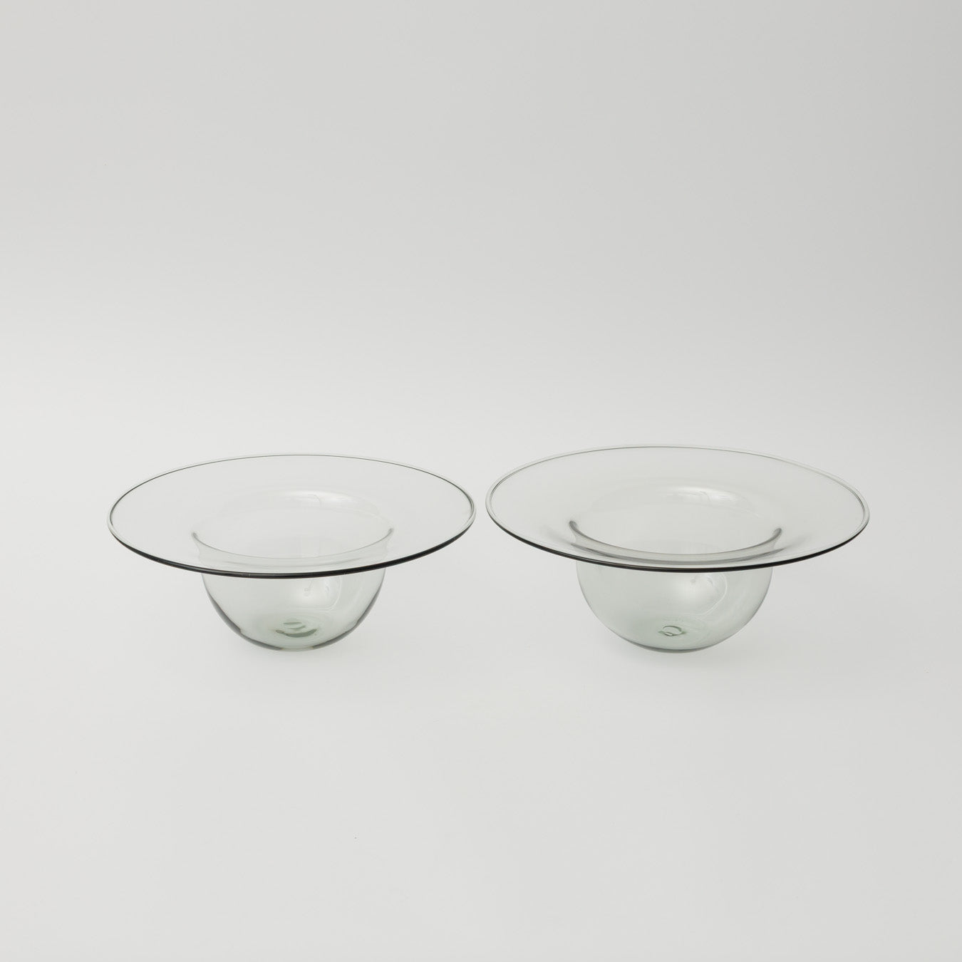 手吹きガラスのため、形やサイズ、色合いや表情に個体差があり、一点ずつ異なります。ご指定はできませんのでご了承ください。