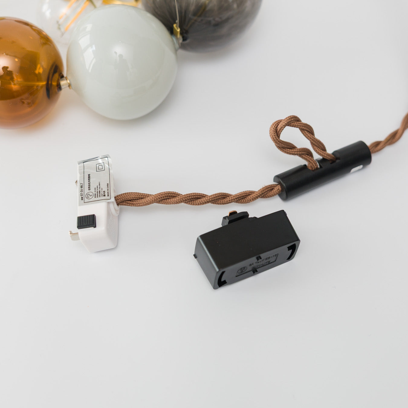 シーリング仕様／ダクトレール接続パーツ付き ／コードアジャスター付き 