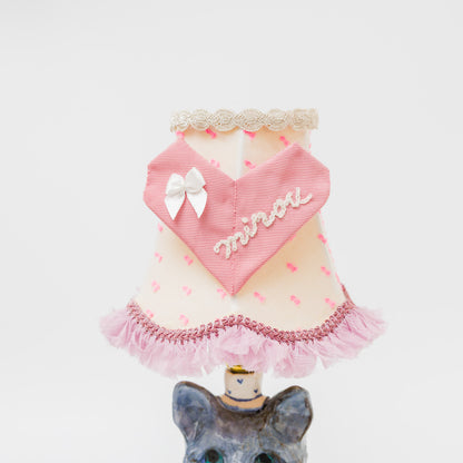 グログランテープを折って仕立てたハートモチーフ。“minou（ミヌー）” はフランス語で「にゃんこ」という、やさしく親しみのある響きの言葉を刺繍しています。