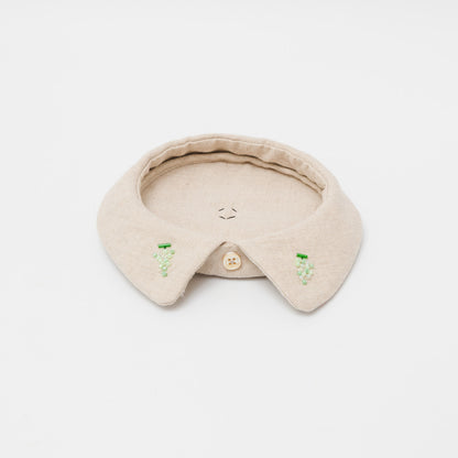 リネン生地を使用した角丸カラー。マスカットのビーズ刺繍がアクセント。貝ボタン付き。