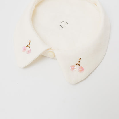 リネン生地を使用した角丸カラー。チェリーのビーズ刺繍がアクセント。