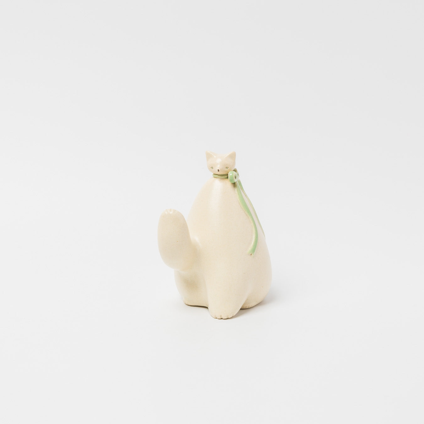 森はるか-おすわりねこのオブジェ-片手上げ-1