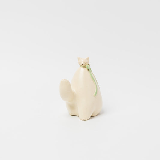 森はるか-おすわりねこのオブジェ-片手上げ-1