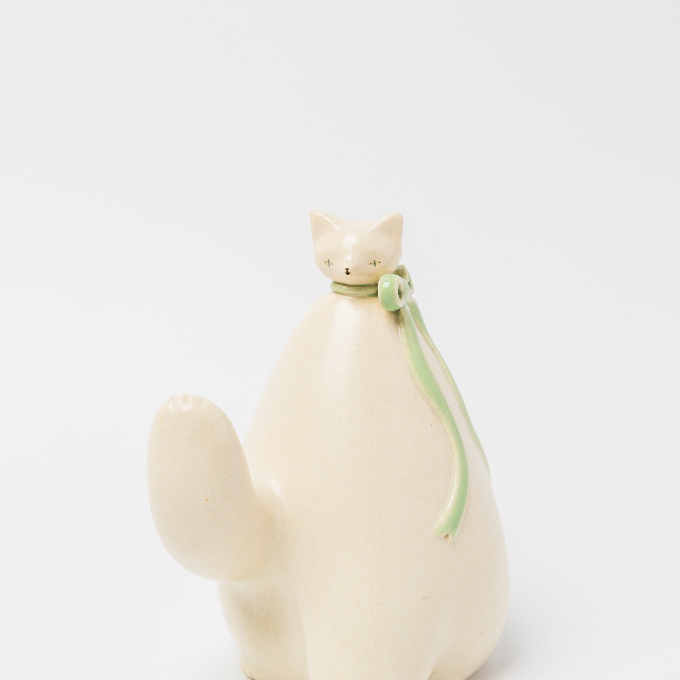 森はるか-おすわりねこのオブジェ-片手上げ-1