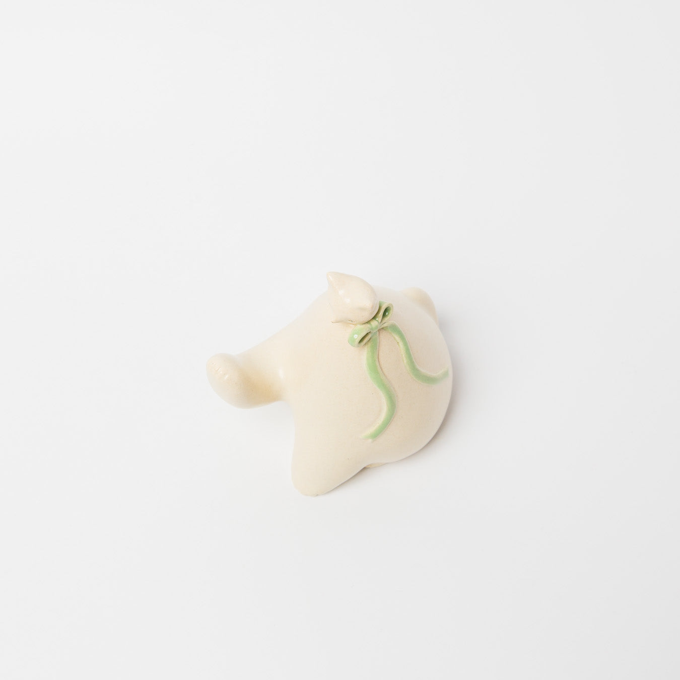 森はるか-おすわりねこのオブジェ-片手上げ-1