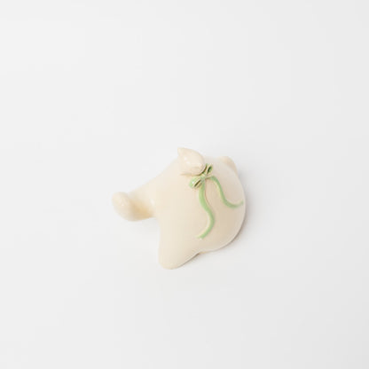森はるか-おすわりねこのオブジェ-片手上げ-1